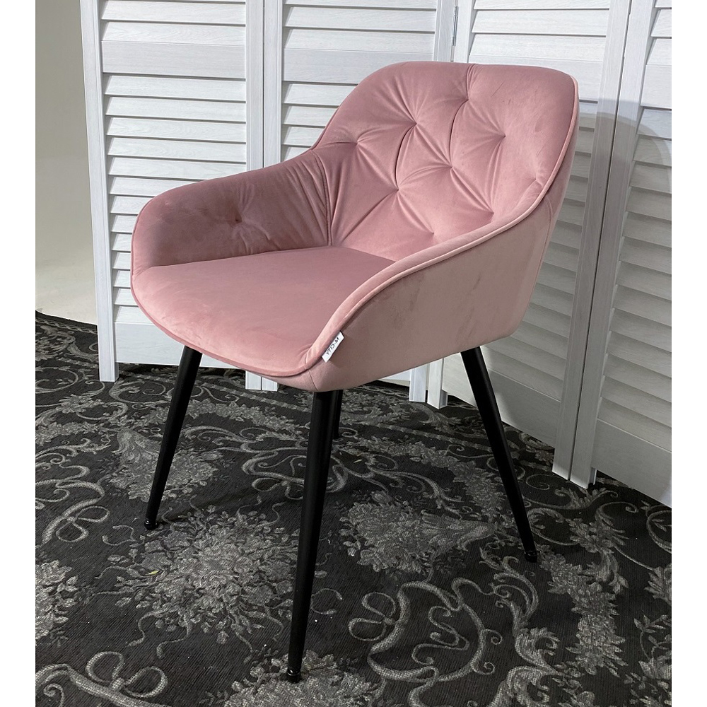 Интерьерный стул-кресло в розовом цвете, ножки металл черный (арт. М3609)